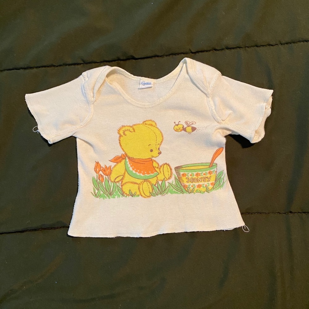 LAST DAY 
SHOP CLOSING 
Vintage Carter’s Winnie the Pooh lookalike tee